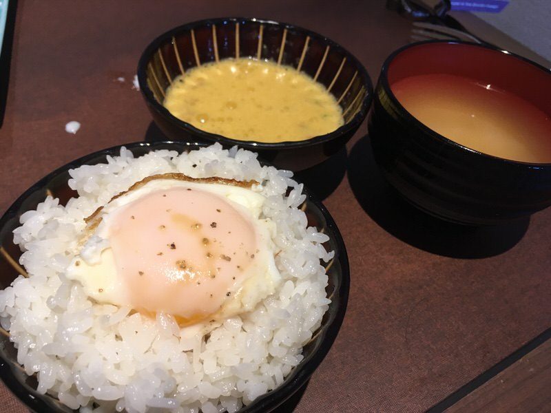 目玉焼きご飯もたまりません。