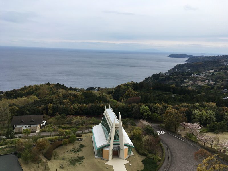 下に見える教会