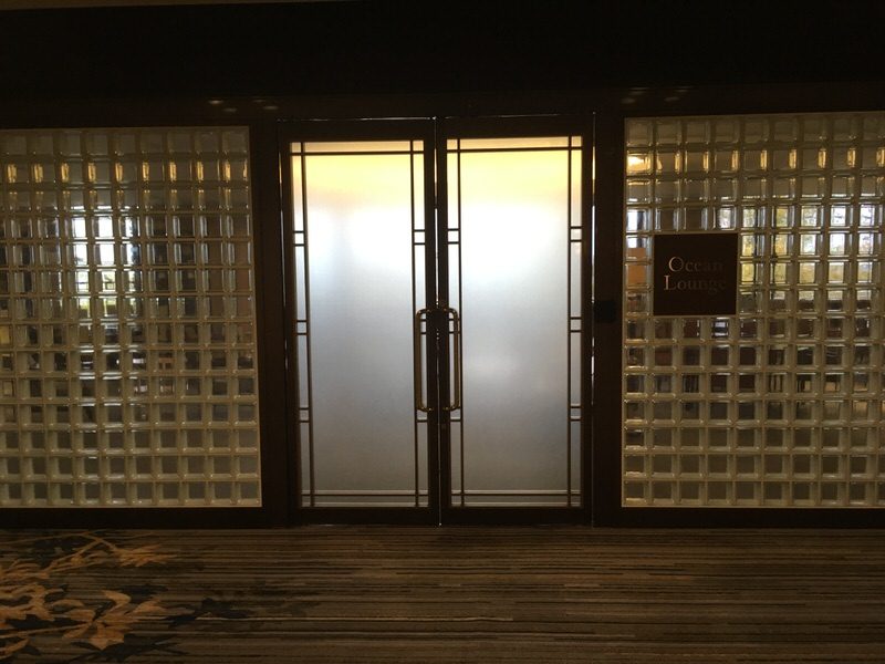 本館2階にあるオーシャンラウンジの入り口