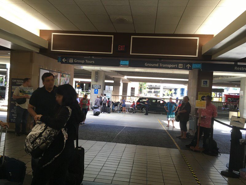 ホノルル国際空港1F 個人出口を出た所
