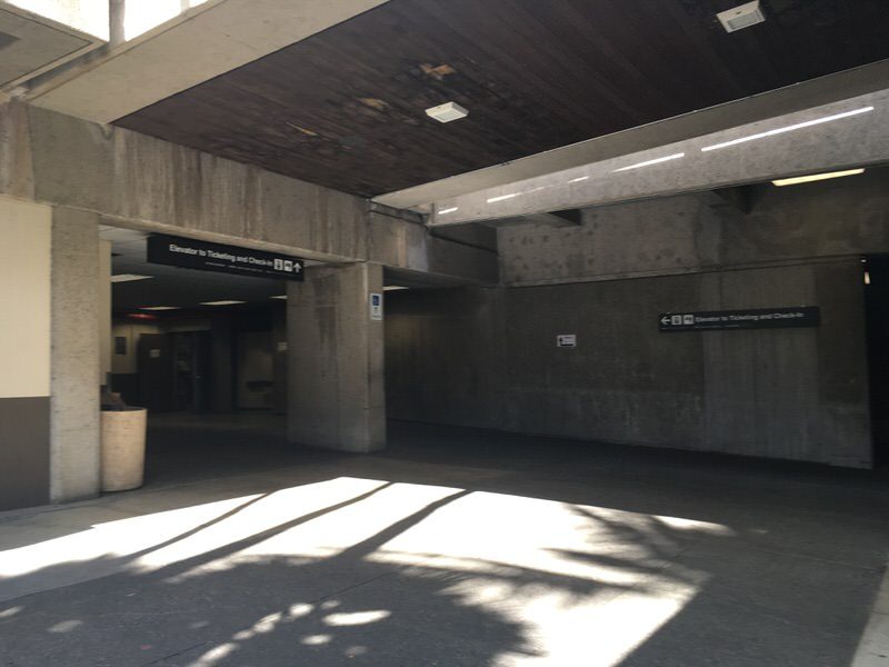 ホノルル国際空港1F 個人出口を出て左に進んだ所