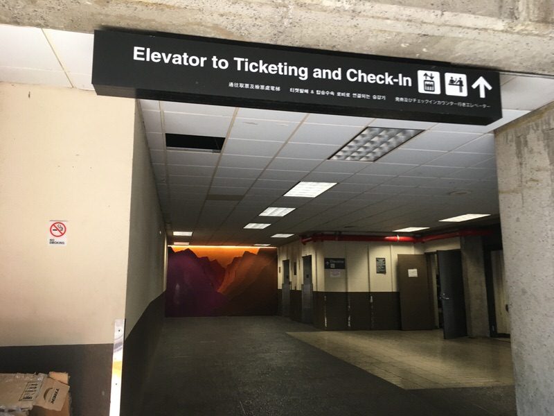 ホノルル国際空港1F エレベーターのサイン
