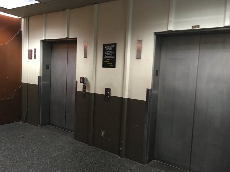 ホノルル国際空港1F エレベーター前