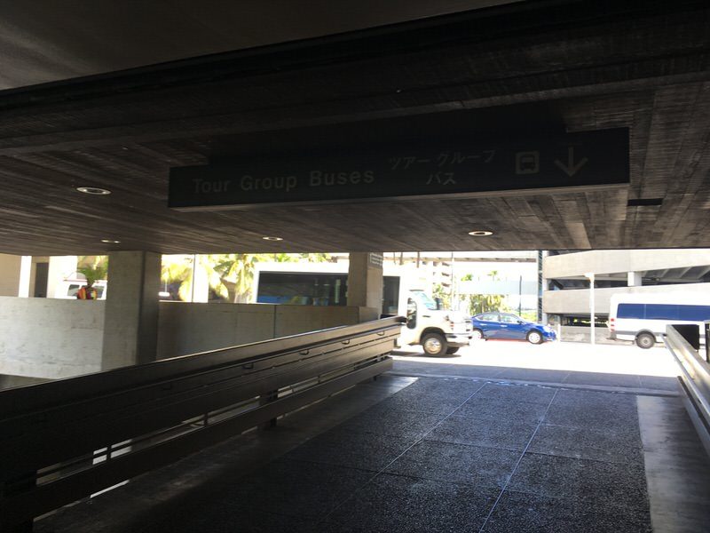 ホノルル国際空港2F エレベーターを降りて左前に進んだ所