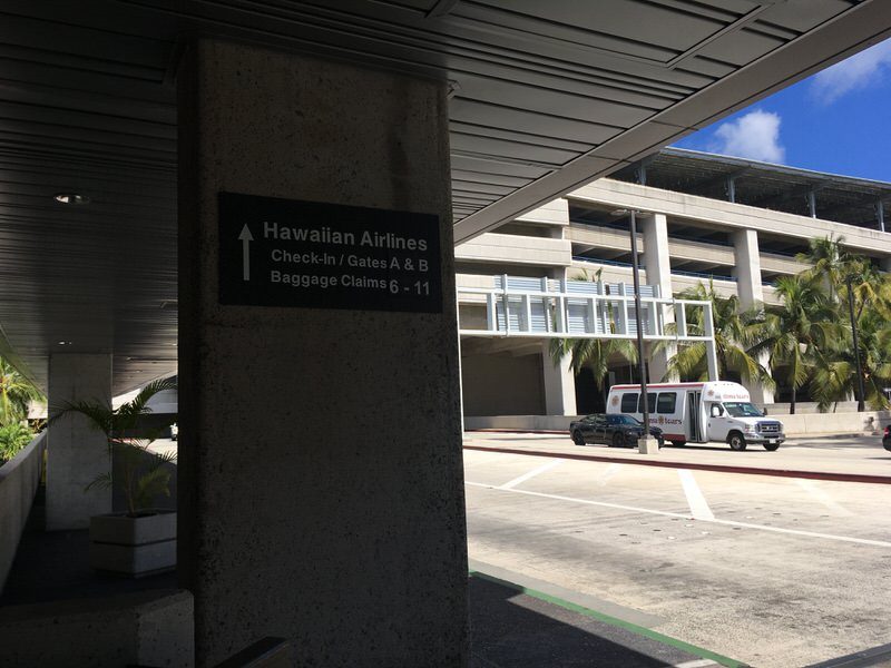 ホノルル国際空港2F エレベーターを降りて左前から更に進んだ所にある国内線ターミナルへのサイン