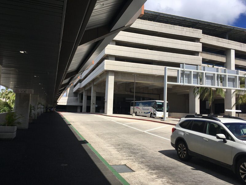 ホノルル国際空港2F 国内線ターミナルに向かう所