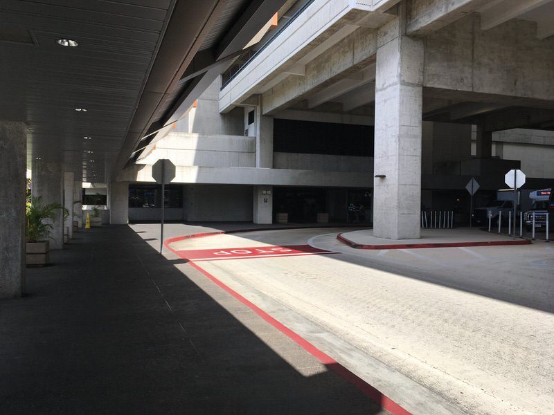 ホノルル国際空港2F 国内線ターミナルに向かう所