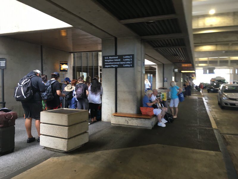 ホノルル国際空港2F にぎわう国内線ターミナル