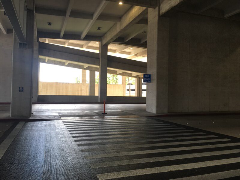 ホノルル国際空港2F にぎわう国内線ターミナル ロビー2前の横断歩道