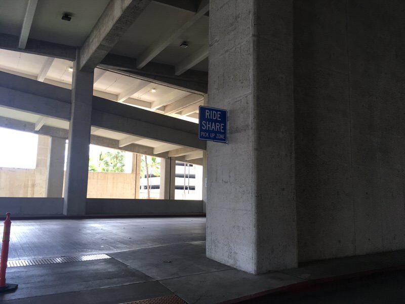ホノルル国際空港2F ロビー2前のRIDE SHAREの看板を発見