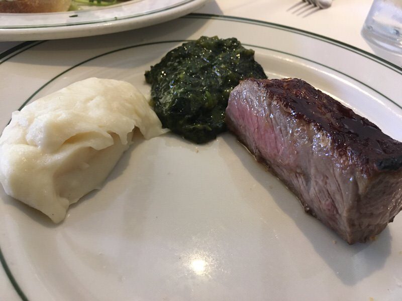 ウェイターさんに取り分けてもらったステーキとサイド