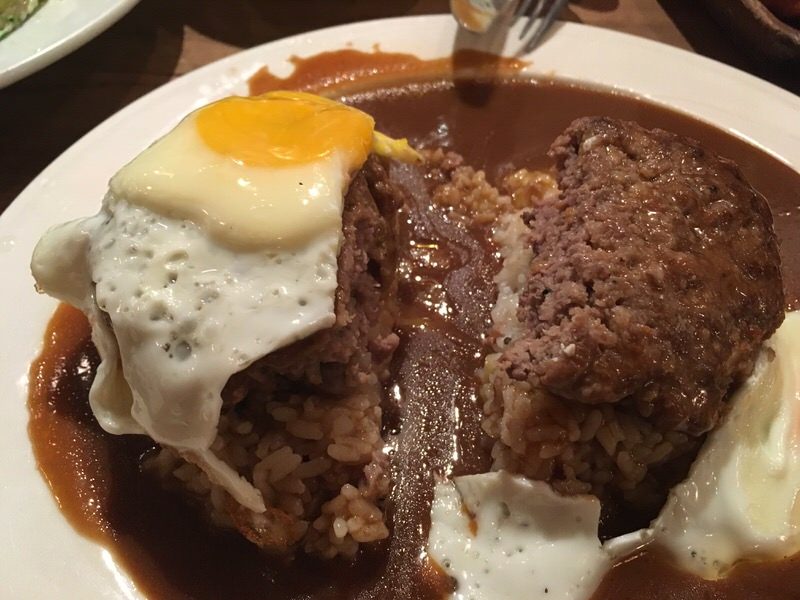 半分に割ってみたKOBE-STYLE BEEF プレミアム・ロコモコ 19.00ドル