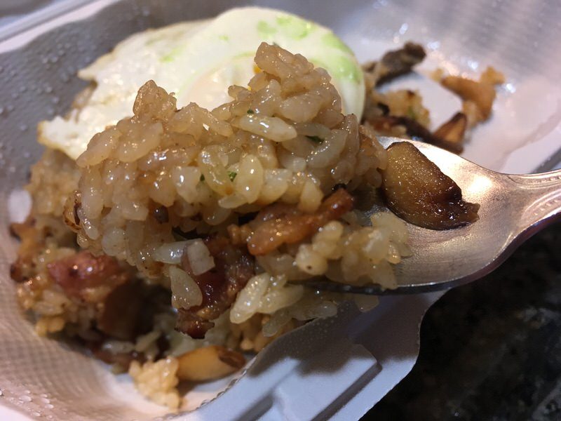 ベーコン、ガーリックたっぷりのオリジナル・ガーリック・フライドライス 14.00ドル