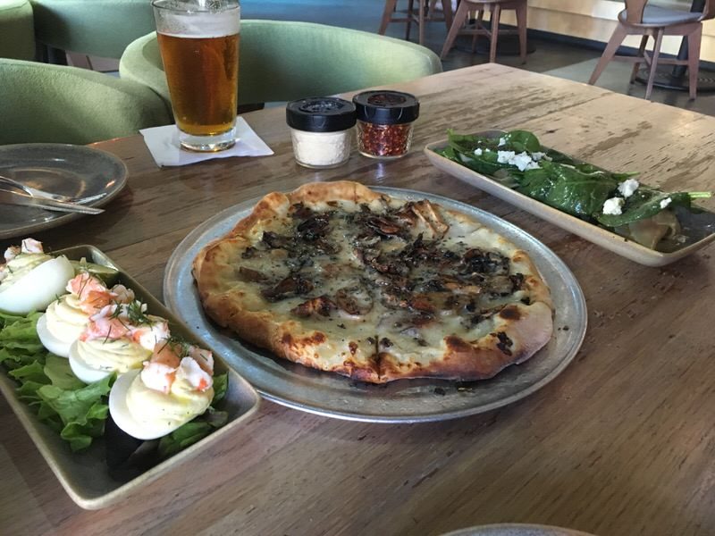 やってきたハッピーアワーの料理