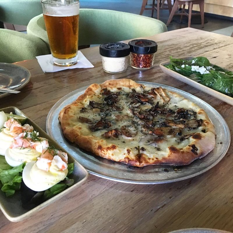 カカアコのモクキッチン Moku Kitchen でオシャレなハッピーアワー 出不精夫婦が暮らすように旅するブログ カカアコのモクキッチン Moku Kitchen でオシャレなハッピーアワー 出不精夫婦が暮らすように旅するブログ