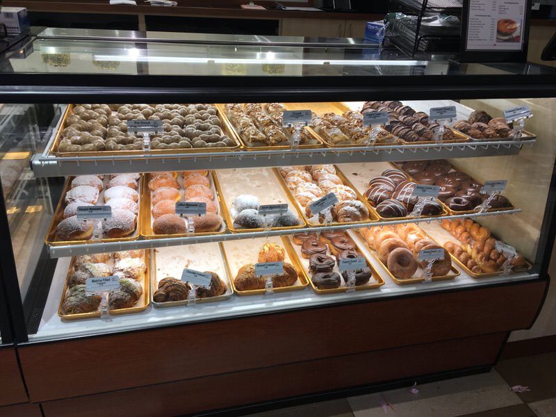 様々な商品が並ぶショーケース