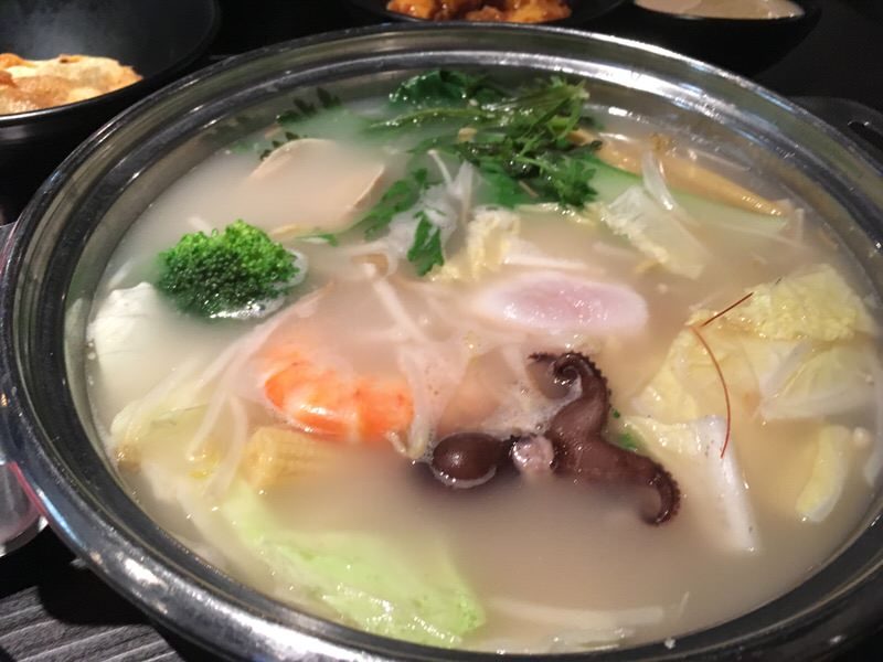 持ってきた野菜と魚介をすべて入れた豚骨鍋