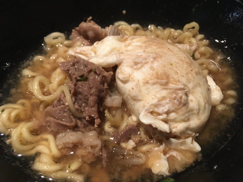 完成した牛肉卵ラーメン