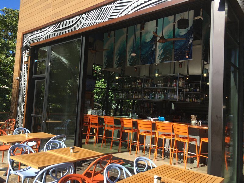 ショアファイヤー(shorefyre)のテラス席から見たバーカウンター