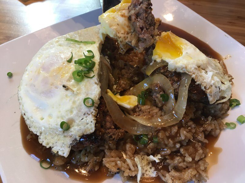 50/50 ロコモコを半分に割ったところ