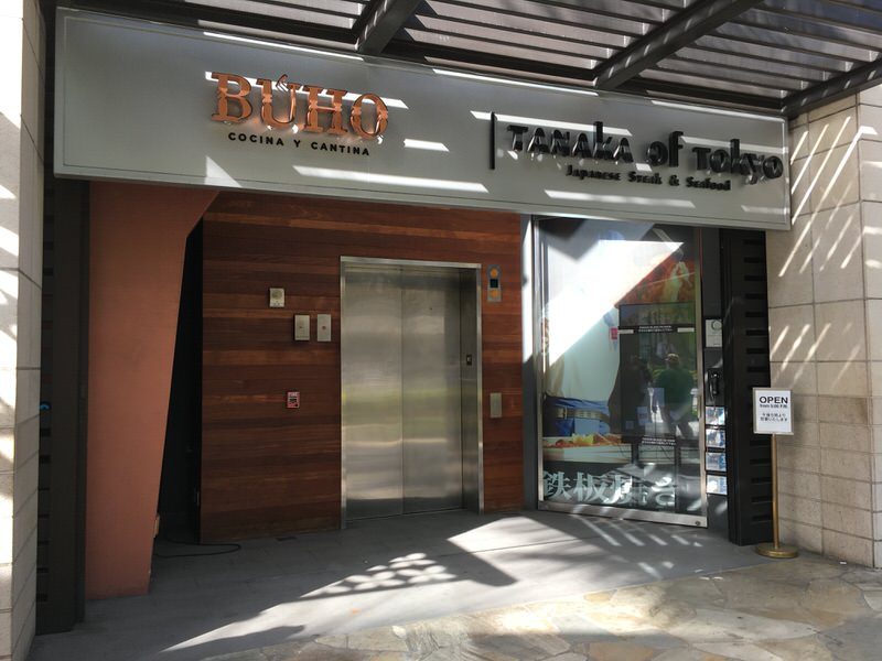 カラカウア通り沿いにあるBUHOに続くエレベーター