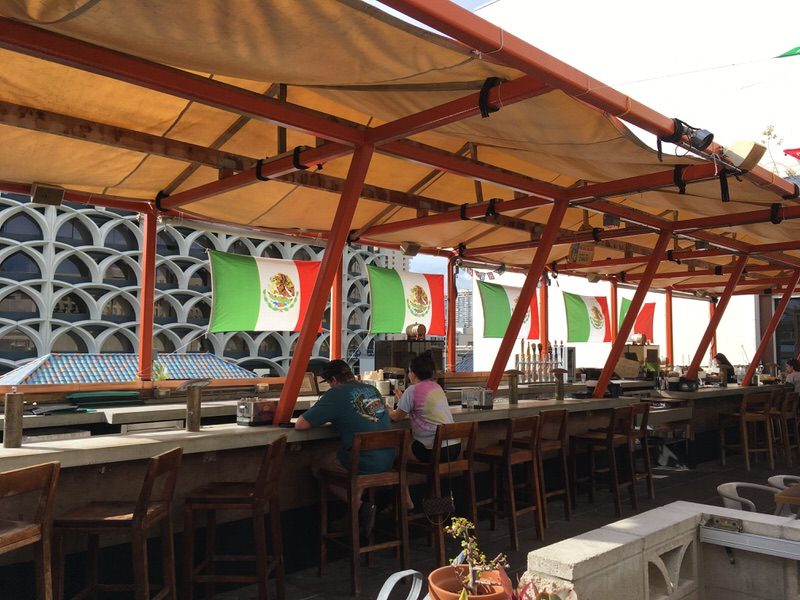 ハッピーアワーを楽しめるバーカウンター