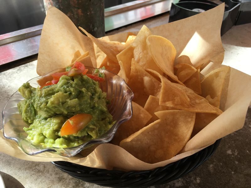 Homemade guacamole & chips (ホームメイドワカモレ&チップ) 6ドル
