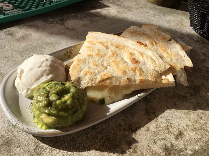 Goat cheese quesadilla (ゴートチーズケサディーヤ) 6ドル