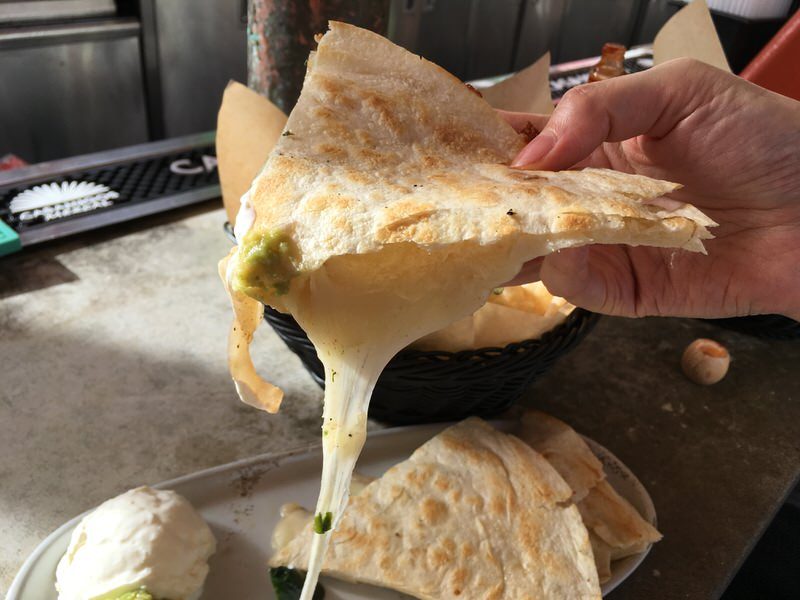 チーズたっぷりのケサディーヤ