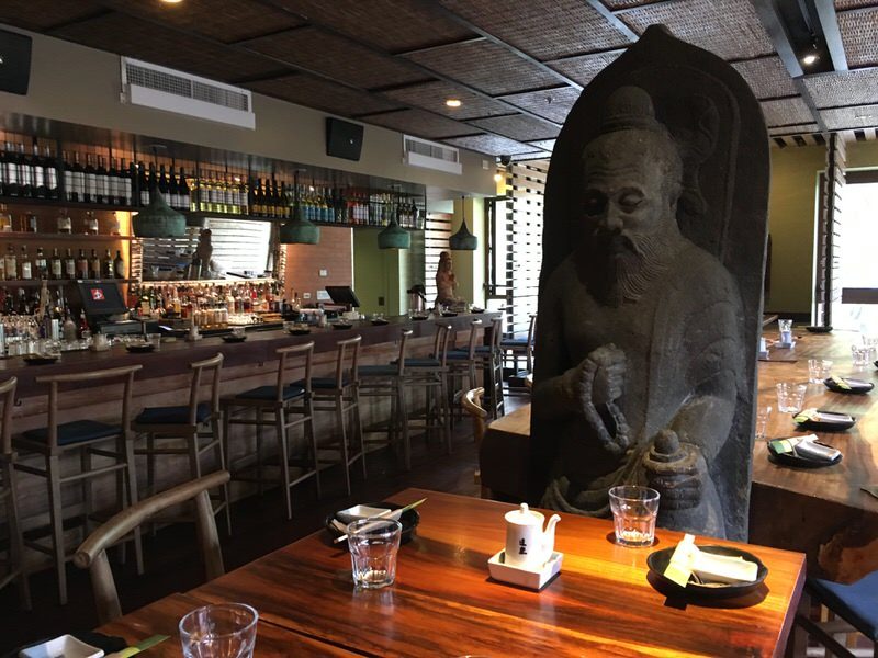 道楽寿司の店内にある像