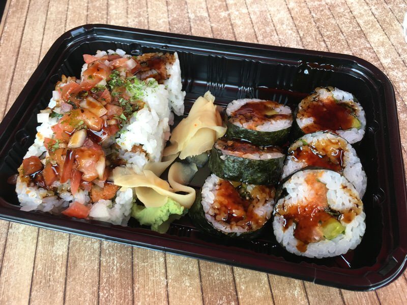 お持ち帰りにしてもらったデラックススパイシーツナとロミロミロール 各6ドル