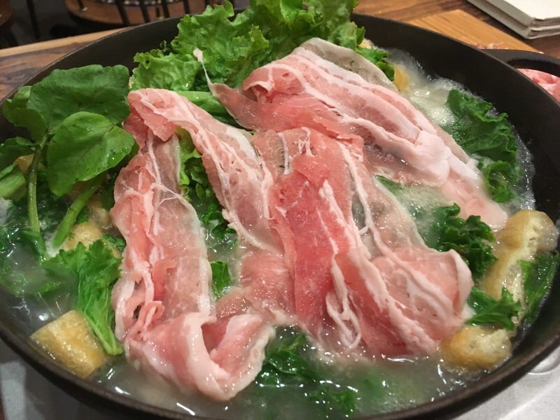 肉も野菜も全部放り込んでグツグツ煮ます