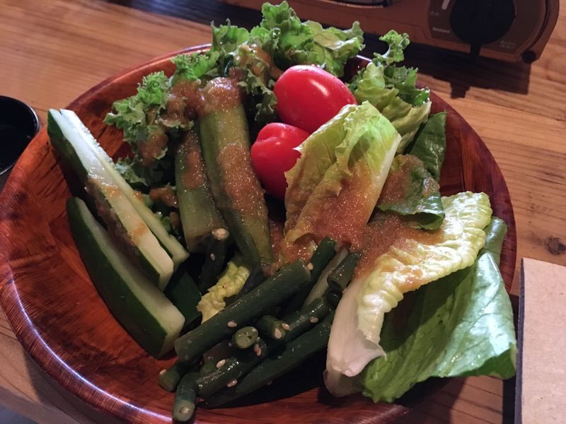 取り放題の野菜をまずはサラダで