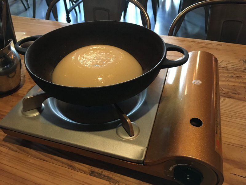 オリジナルチキン白湯スープが入った鍋