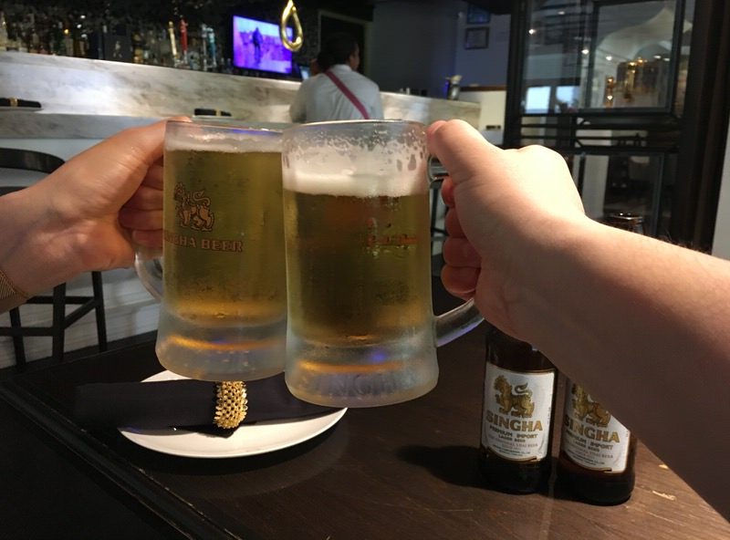 5ドルのシンハービールで乾杯!