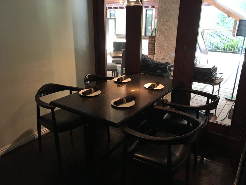 バーカウンター後ろにあるテーブル席