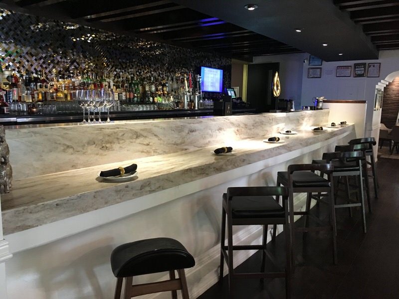 ノイタイ・キュイジーヌのバーカウンター