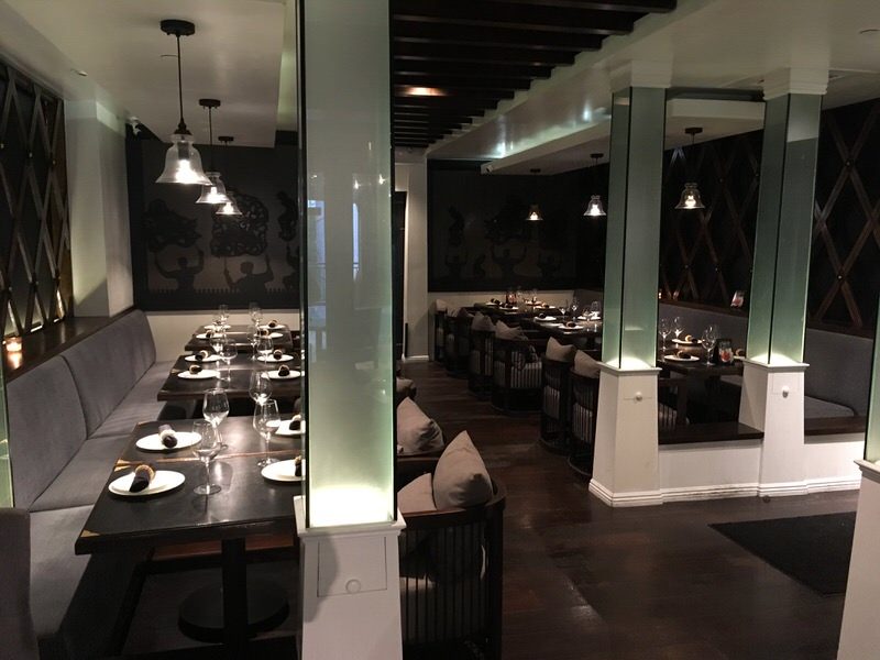 ノイタイ・キュイジーヌの豪華な店内 その2