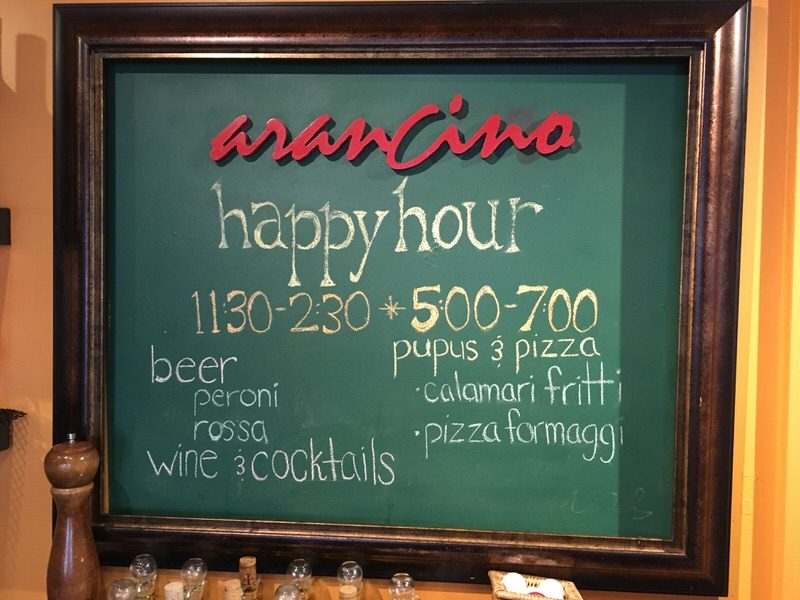 アランチーノ・ディ・マーレのハッピーアワーについて書かれた看板