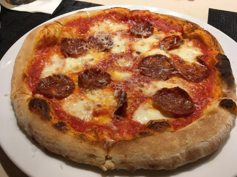 ペパロニピザ (pizza peperoni) 9ドル