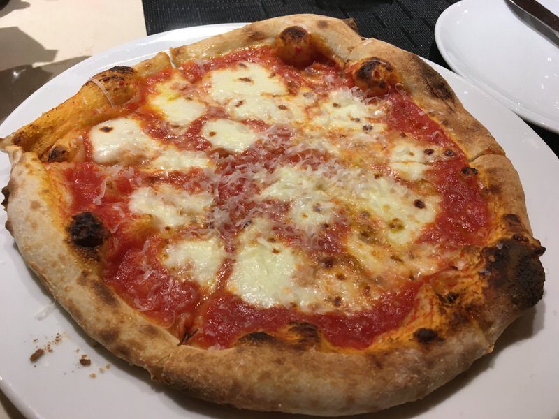 ピザフォルマッジ (pizza formaggi) 8ドル