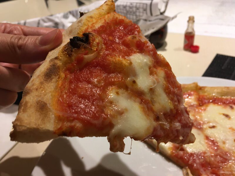 ピザフォルマッジ (pizza formaggi) 8ドル