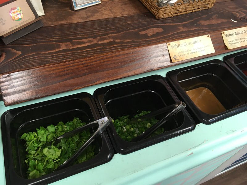 薬味のパクチーとネギ