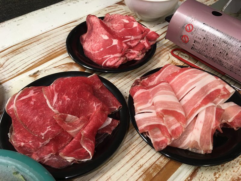 ラム肉、牛タン、豚バラ