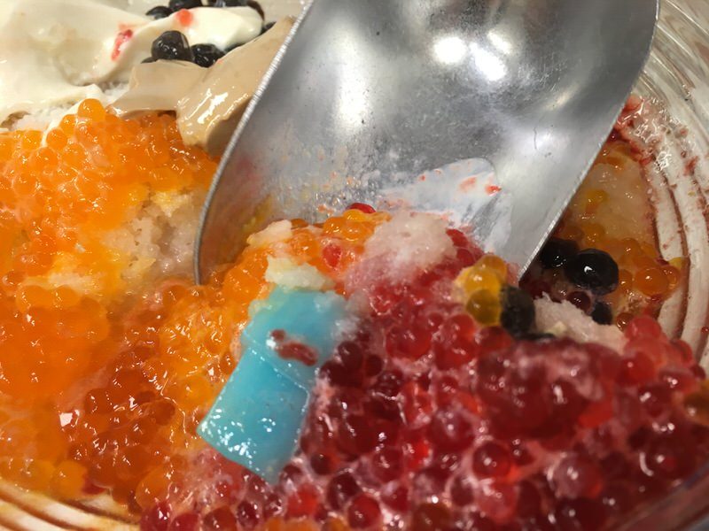 スコップで取り分けます