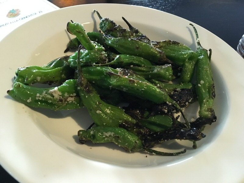 しし唐グリル Charred shishito peppers 6ドル (通常12ドル)