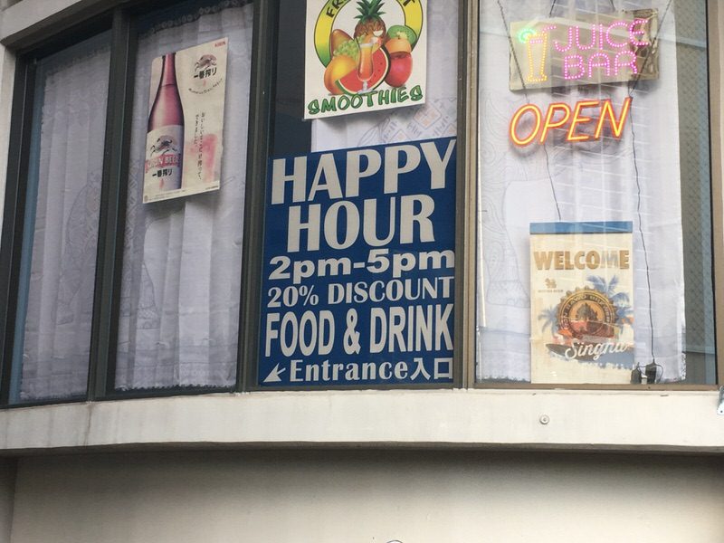 お店の窓に貼られたハッピーアワーの看板