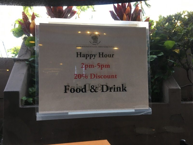 店内に貼り付けらているハッピーアワーの張り紙