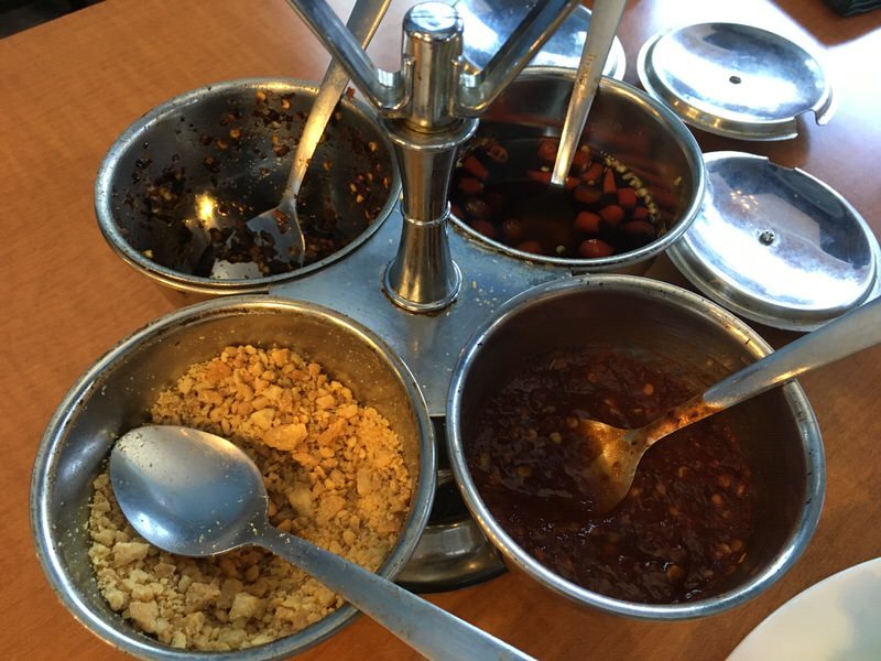 最初に運ばれてきたタイ料理定番の4種類の調味料