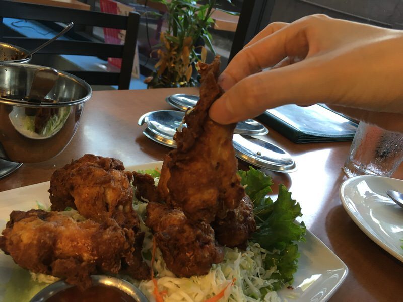 しっかりめに揚げられたフライドチキン